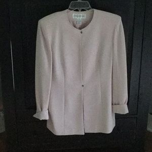 Beautifully tailored Jones pink jacket.
